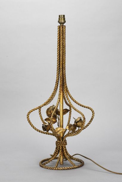 null TRAVAIL 1960

Lampe de table réalisée en métal doré torsadé à décor de trois...