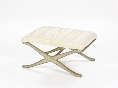 null TRAVAIL CONTEMPORAIN 

Tabouret à piètement en X d'où repose une assise dans...