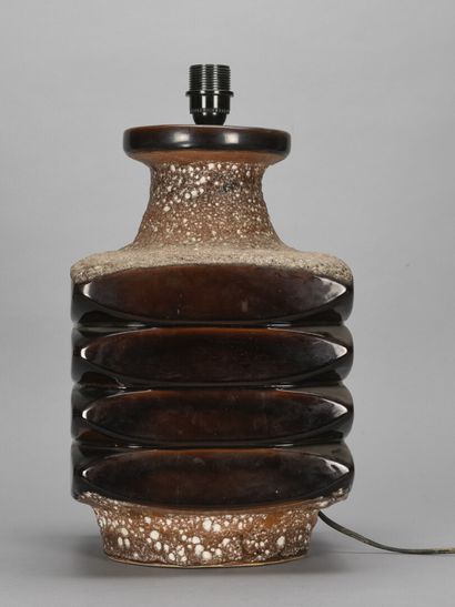 null TRAVAIL ALLEMAND 1970

Pied de lampe en céramique émaillé marron et crispé.