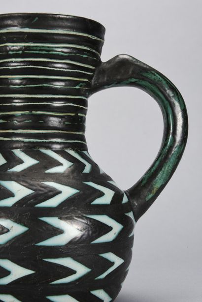 null Charles VOLTZ (1923-1997)

Vase à deux anses en en céramique émaillée blanc,...