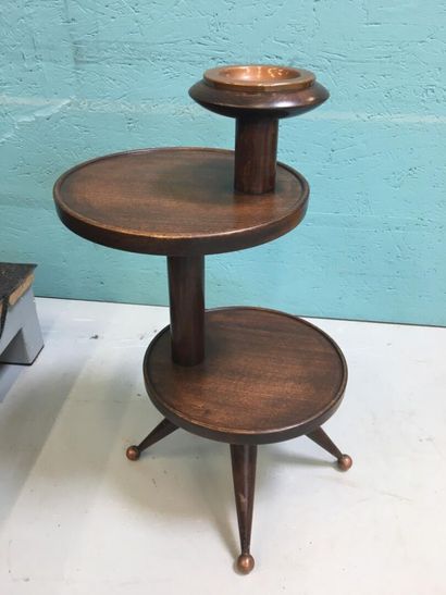 null Work from the 50's

Smoker's table with three circular tops on a tripod base

H...