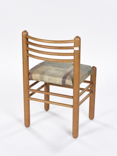 null TRAVAIL 1960

Suite de trois chaises en chêne massif et garniture en tissu chamaré

Tissu...