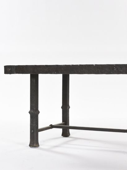 null TRAVAIL 1960

Table basse à piètement en fer forgé et martelé d'où repose un...