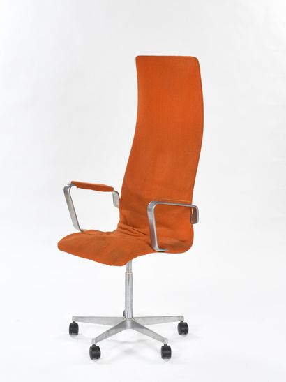 null Arne JACOBSEN (1902-1971)

Oxford desk chair with high back and armrests, moulded...