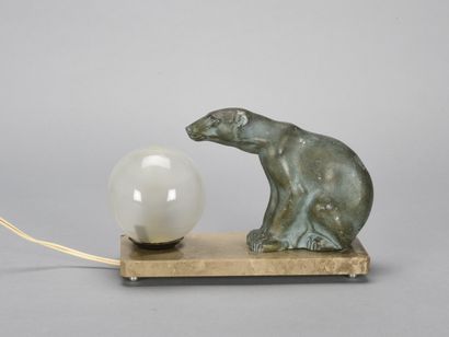 null M FONT (XX ème)

Lampe de table représentant un ours assis en régule à patine...