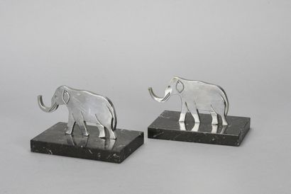 null WORK 1940

Pair of chromed brass bookends representing elephants.

H: 10 cm...