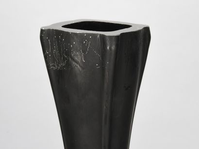 null WORK 1960

Black tinted blown glass soliflore vase of floral inspiration.

H:...