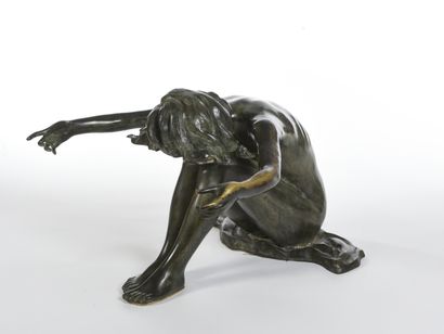 null TRAVAIL 1970

Table basse en bronze à patine verte figurant une femme nue portant...