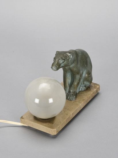 null M FONT (XX th century)

Table lamp representing a sitting bear in green patina...