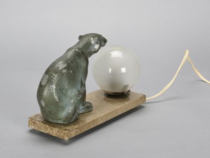 null M FONT (XX th century)

Table lamp representing a sitting bear in green patina...