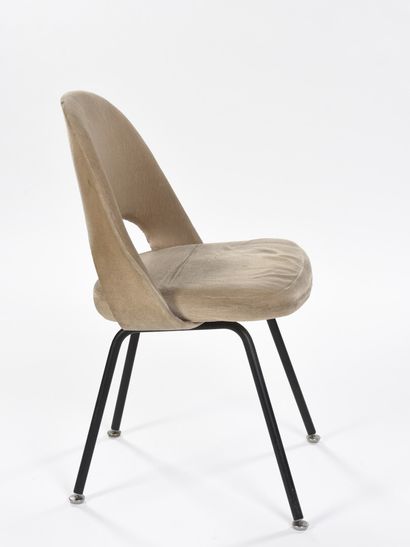 null Eero SAARINEN (1910-1961) 

Conference chair with black lacquered steel legs...