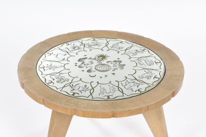 null WORK IN 1940

Round coffee table with a tripod base and a mirror with a zodiacal...