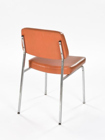 null TRAVAIL FRANÇAIS 

Paire de chaises à structure en métal laqué noir et assise...
