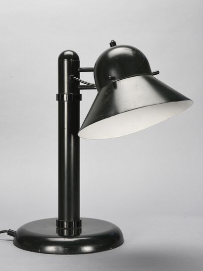 null Gae AULENTI (1927 - 2012)

Single-light table lamp with circular base in black...