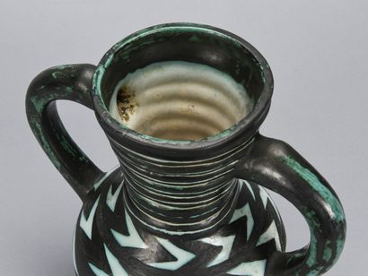null Charles VOLTZ (1923-1997)

Vase à deux anses en en céramique émaillée blanc,...