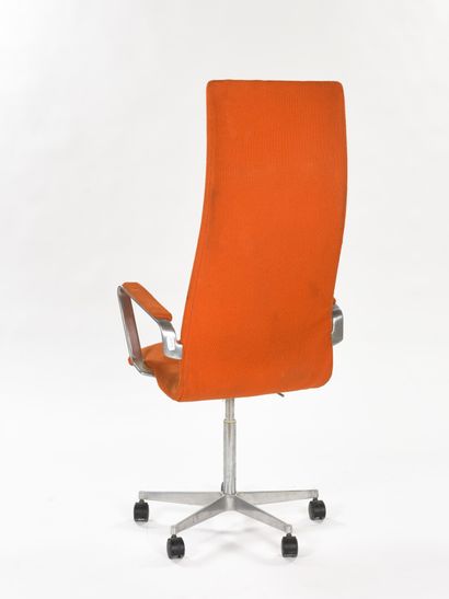 null Arne JACOBSEN (1902-1971)

Oxford desk chair with high back and armrests, moulded...