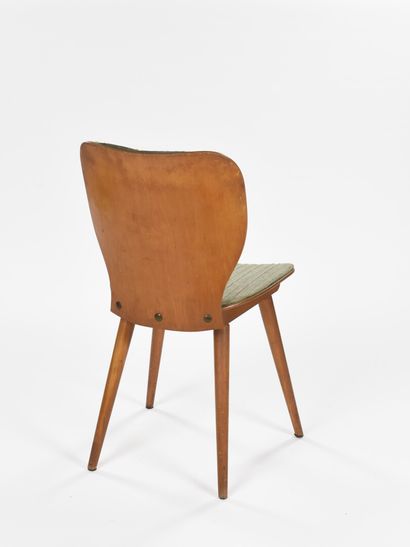 null BAUMANN (XXth century) 

Suite of two chairs with beechwood structure and covered...