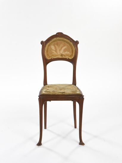 null TRAVAIL ART NOUVEAU

Chaise à structure en bois teinté foncé à décors floral...
