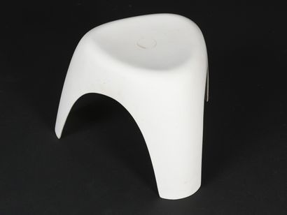 null Sori YANAGI (1915-2011)

Elephant stool in molded fiberglass and white lacquer

Provenance:...