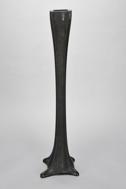 null WORK 1960

Black tinted blown glass soliflore vase of floral inspiration.

H:...