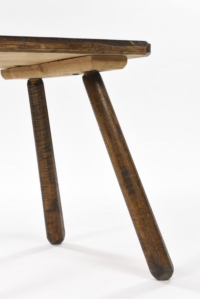null BRUTALIST WORK

Dark stained solid oak four-legged table with a log base.

Marks...