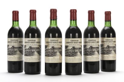 null 6 B CHÂTEAU LARRIVET HAUT-BRION (4 T.L.B; 2 H.E.+; e.t.h. légères; 1 c.a. côté)...