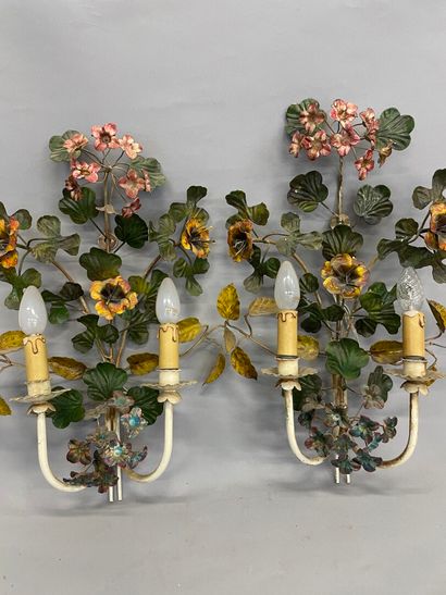 null Paire d'appliques en tole peinte à décor de fleurs

H : 57 cm