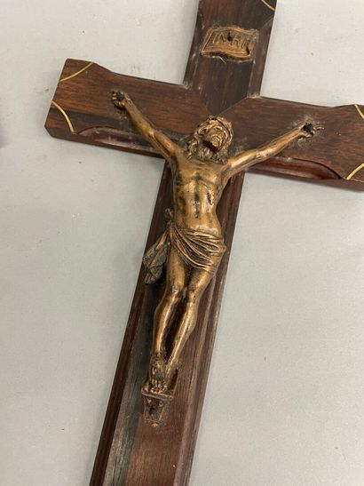 null Deux crucifix dont un avec une croix en acajou 

H : 35 cm