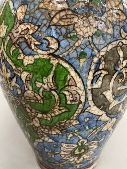 null Vase en faïence iranienne

H : 31 cm