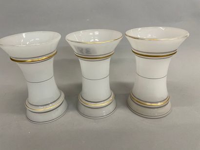 null Trois vases en opaline blanche et liseré doré 

H : 17 cm