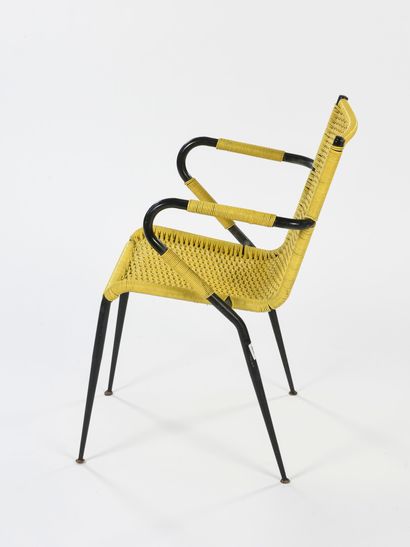 null TRAVAIL 1950

fauteuil en métal laqué noir et jaune. Assise et dossier en plastique...