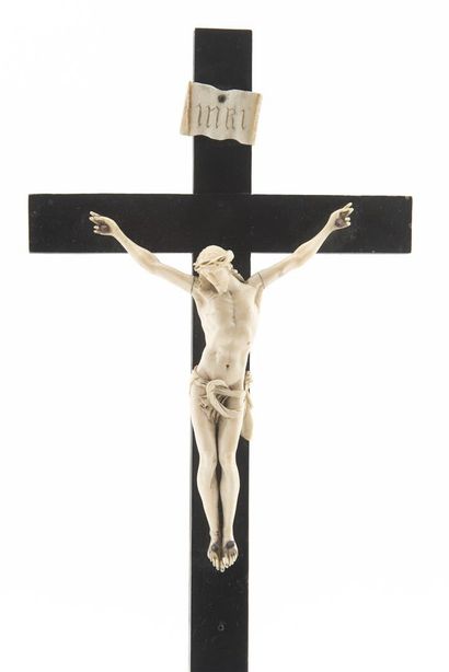null Croix d'autel en bois noirci Christ en ivoire

18ème siècle

H Christ en ivoire...