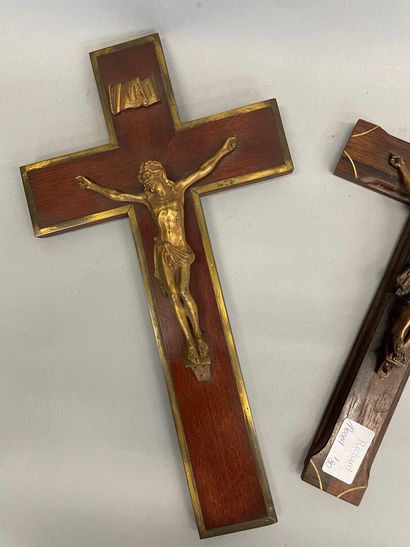 null Deux crucifix dont un avec une croix en acajou 

H : 35 cm
