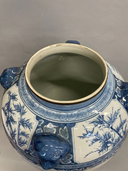 null CHINE 

Grand vase couvert en porcelaine à décor bleu blanc

20ème siècle 

H...