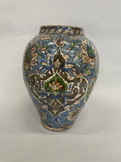 null Vase en faïence iranienne

H : 31 cm