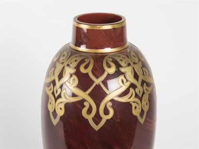 null Important vase balustre en verre émaillé et doré vers 1900

H : 52 cm