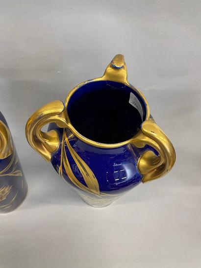 null JAGET et PINON Paire de vases à anses en porcelaine bleu nuit, décor doré 

(une...