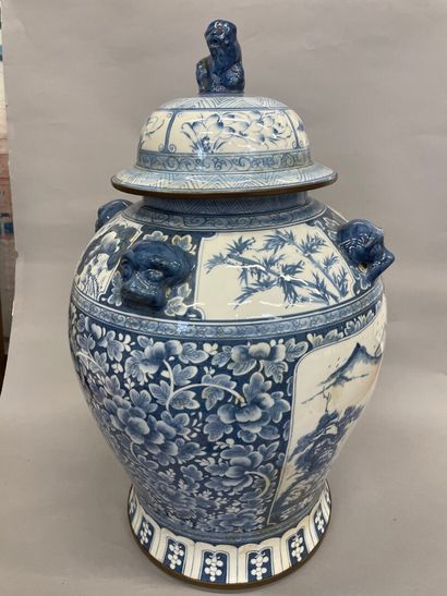 null CHINE 

Grand vase couvert en porcelaine à décor bleu blanc

20ème siècle 

H...