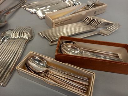 null WMF ménagère comprenant des couteaux, fourchettes, cuillères, couverts de service,...