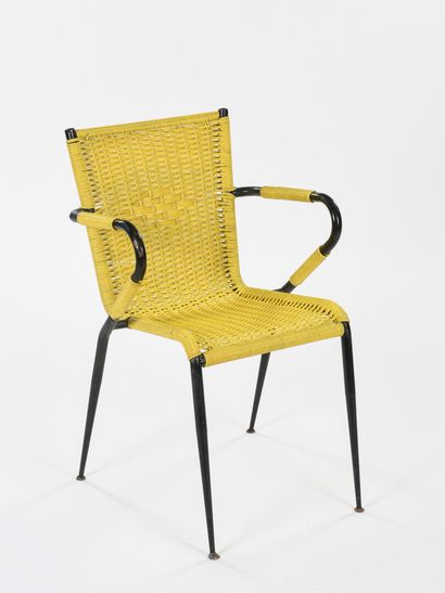 null TRAVAIL 1950

fauteuil en métal laqué noir et jaune. Assise et dossier en plastique...