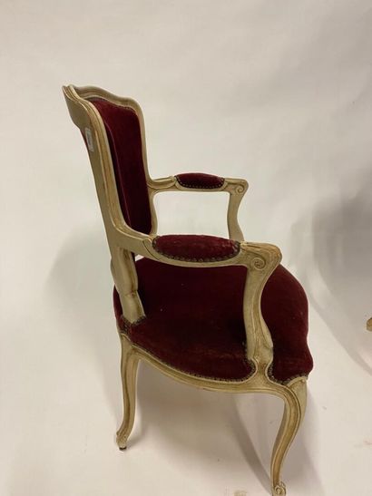 null Paire de fauteuil en bois à dossier cabriolet, style Louis XV.