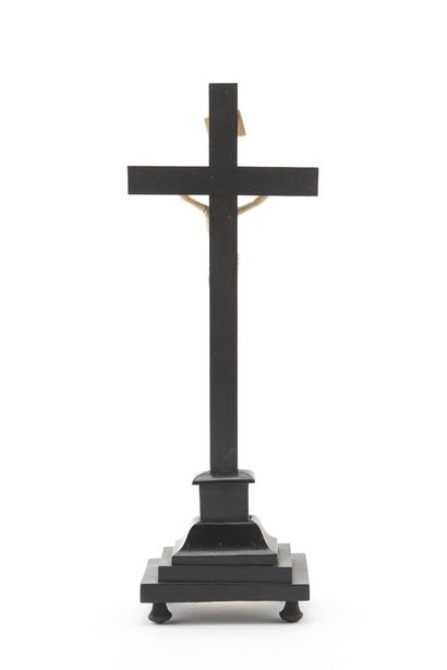 null Croix d'autel en bois noirci Christ en ivoire

18ème siècle

H Christ en ivoire...