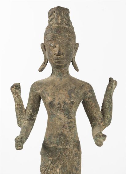 null Cambodge , 20ème siècle

Sujet en bronze patiné

H : 37 L: 14 cm