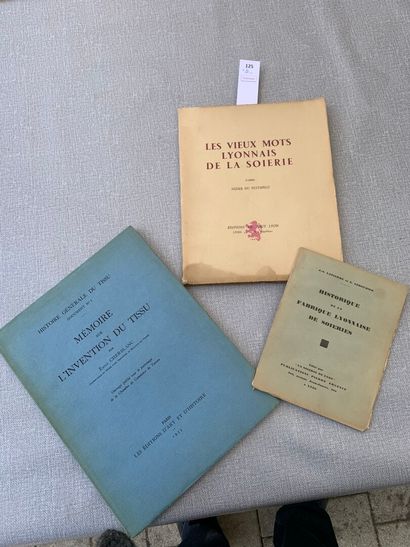 null [Textile]. Un ensemble de 3 ouvrages : Mémoire sur l'invention du tissu par...