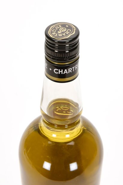 null 1 B CHARTREUSE JAUNE VOIRON 70 cl 40% (étui) (mise en 2014) Pères Chartreux...