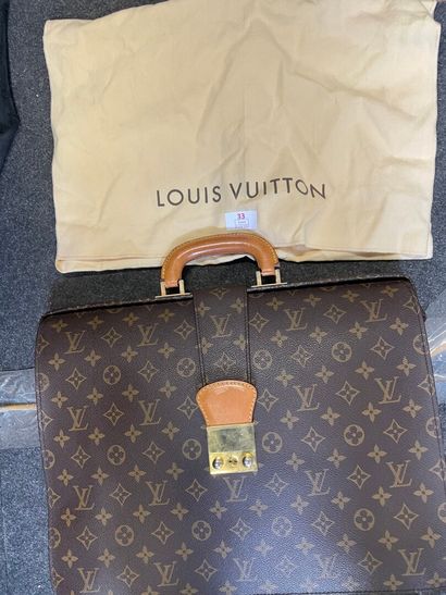 null Louis Vuitton

Porte documents monogrammé avec clé et cadenas.

très bon état,...