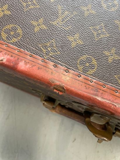 null Louis Vuitton Valise monogrammée, quelques manques dont deux coins et frottements

Numérotée...