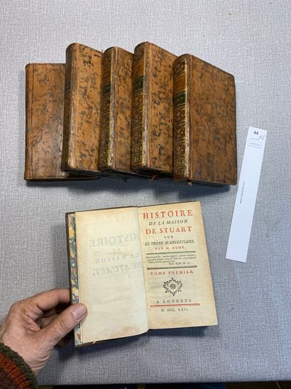 null David Hume. Histoire de la maison de Stuart. 6 volumes in-12 reliés cuir. Londres,...