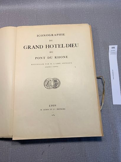 null [Lyon]. Abbé Amphoux. Iconographie du Grand Hôtel Dieu du pont du Rhône. Un...