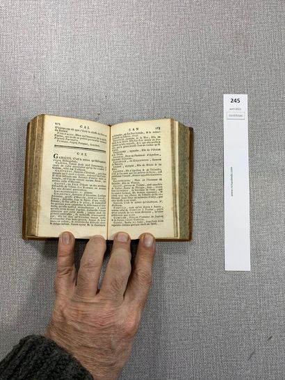 null Chompré. Dictionnaire abrégé de la Fable. 1 volume in-12 relié plein cuir. Rouen,...